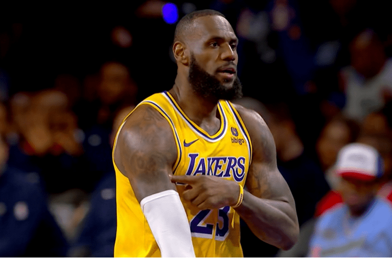 包含詹姆斯在巴塞罗那比赛中突破纪录，比分优势明显引发热议！的词条