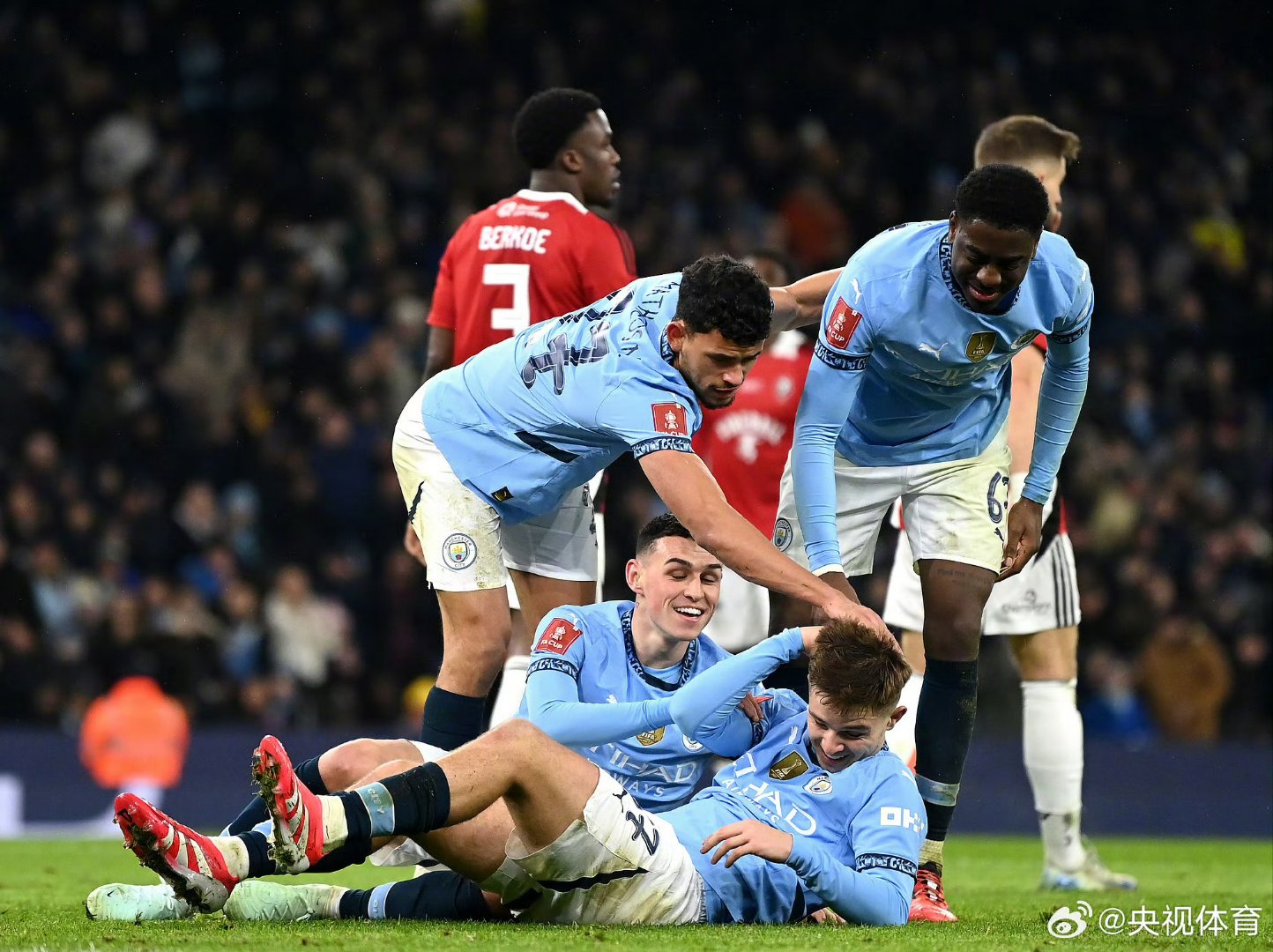 包含意大利杯赛程吃紧；曼联今晨绝杀压哨；球迷炸锅；更衣室氛围转暖的词条